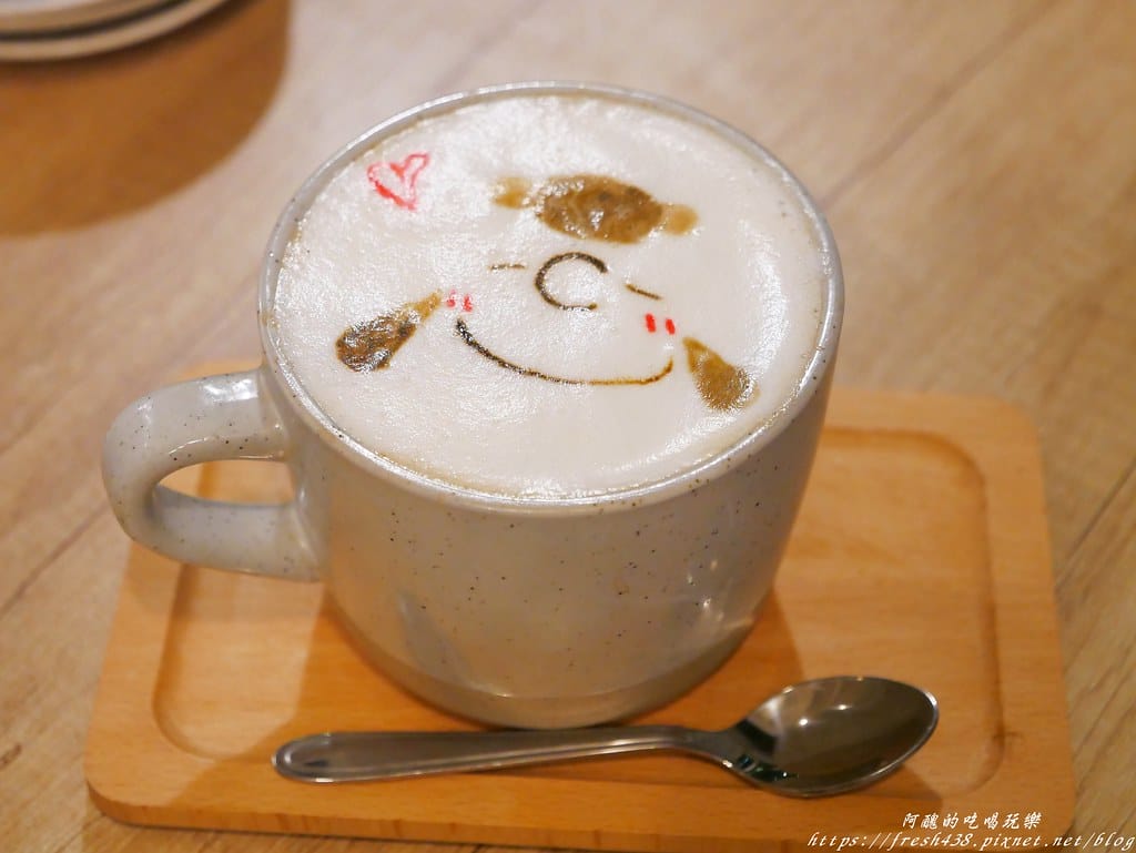 【基隆火車站美食】暖日咖啡(Warm day cafe),療癒系咖啡廳,必點麻糬鬆餅,奶類飲品的拉花讓人好驚豔! - 第42張圖 P1680092