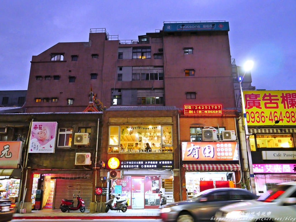 【基隆火車站美食】暖日咖啡(Warm day cafe),療癒系咖啡廳,必點麻糬鬆餅,奶類飲品的拉花讓人好驚豔! - 第3張圖 P1680039