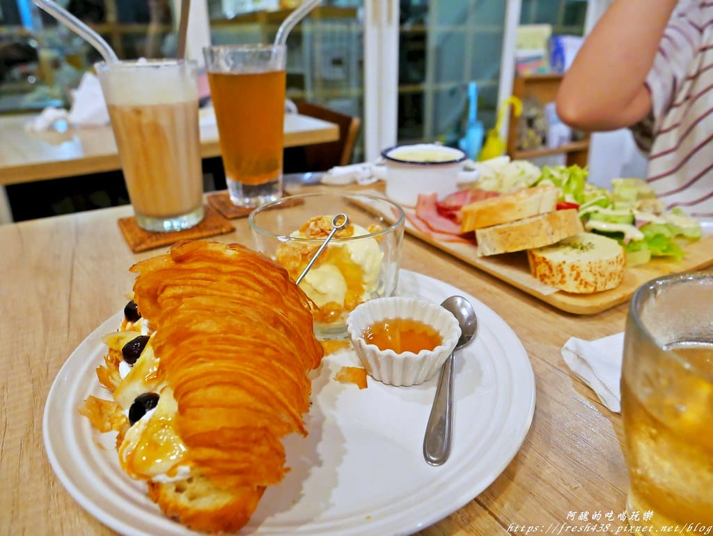【基隆火車站美食】暖日咖啡(Warm day cafe),療癒系咖啡廳,必點麻糬鬆餅,奶類飲品的拉花讓人好驚豔! - 第53張圖 P1680070