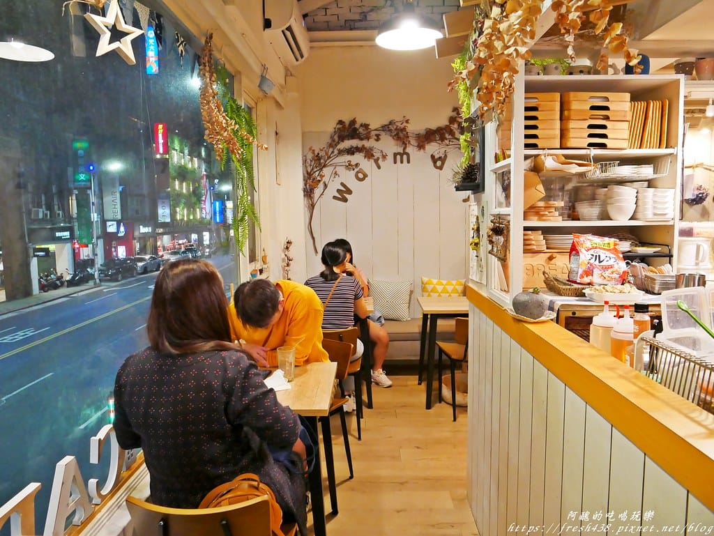 【基隆火車站美食】暖日咖啡(Warm day cafe),療癒系咖啡廳,必點麻糬鬆餅,奶類飲品的拉花讓人好驚豔! - 第16張圖 P1680066