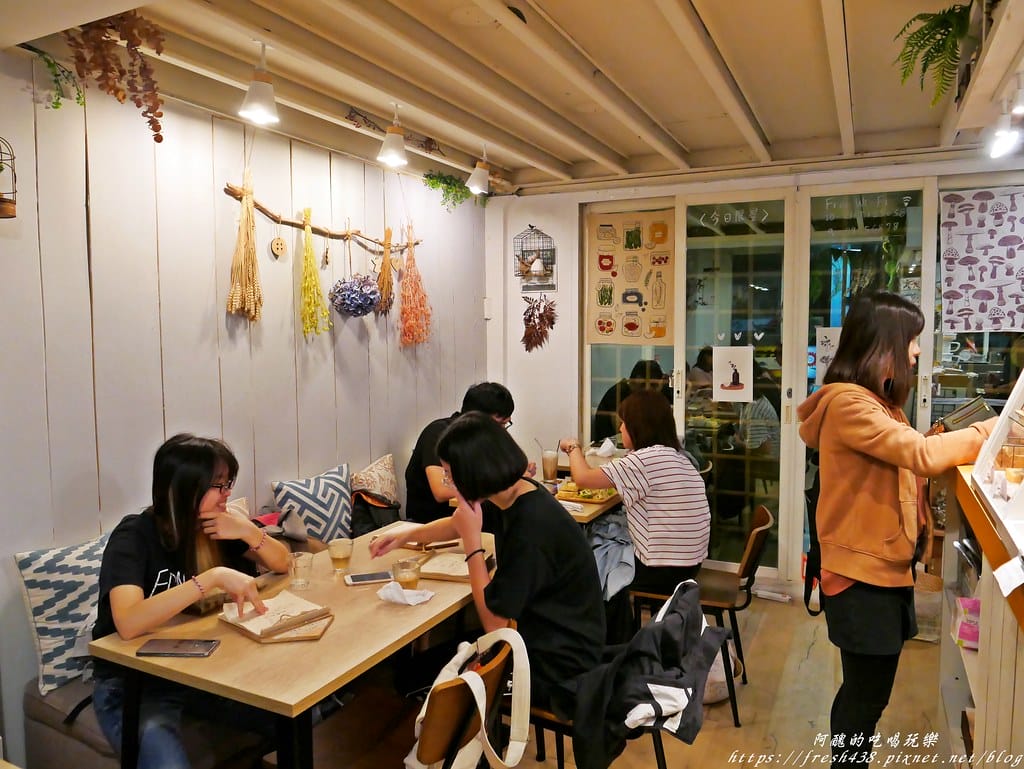 【基隆火車站美食】暖日咖啡(Warm day cafe),療癒系咖啡廳,必點麻糬鬆餅,奶類飲品的拉花讓人好驚豔! - 第13張圖 P1680067