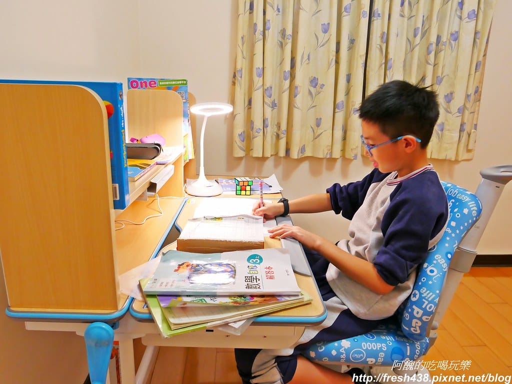 【傢俱推薦】生活誠品-兒童成長書桌椅,可升降、符合人體工學,讓您從幼兒用到成人,讀書寫字繪畫更得力。 - 第51張圖 P1670724
