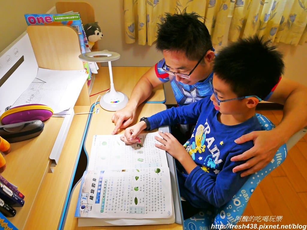 【傢俱推薦】生活誠品-兒童成長書桌椅,可升降、符合人體工學,讓您從幼兒用到成人,讀書寫字繪畫更得力。 - 第52張圖 P1680115