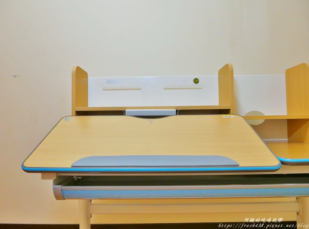 【傢俱推薦】生活誠品-兒童成長書桌椅,可升降、符合人體工學,讓您從幼兒用到成人,讀書寫字繪畫更得力。 - 第21張圖 15-14