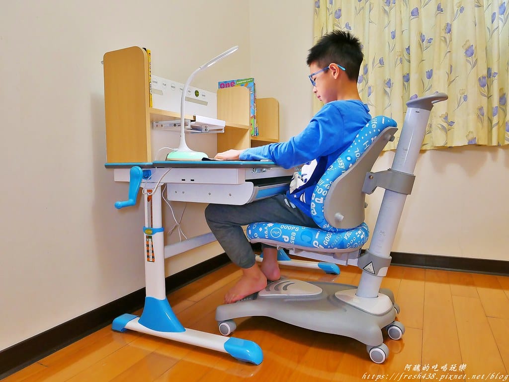 【傢俱推薦】生活誠品-兒童成長書桌椅,可升降、符合人體工學,讓您從幼兒用到成人,讀書寫字繪畫更得力。 - 第47張圖 44
