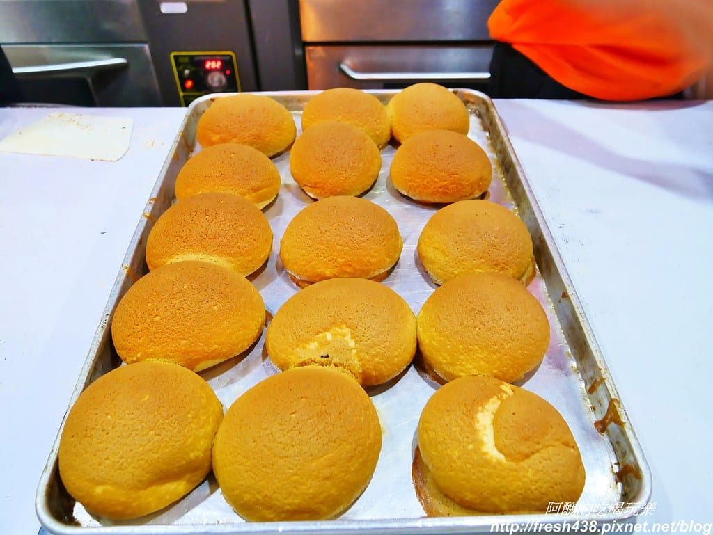【馬來西亞旅遊】吉隆坡雙子星塔、馬來西亞換匯、SURIA KLCC必吃銅板美食推薦:Rotiboy咖啡麵包、紅豆湯、Auntie Anne’s蝴蝶麵包。 - 第26張圖 12-1