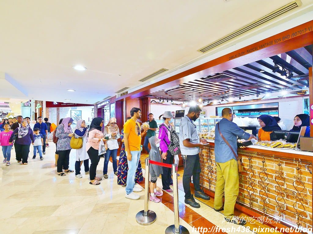 【馬來西亞旅遊】吉隆坡雙子星塔、馬來西亞換匯、SURIA KLCC必吃銅板美食推薦:Rotiboy咖啡麵包、紅豆湯、Auntie Anne’s蝴蝶麵包。 - 第20張圖 11