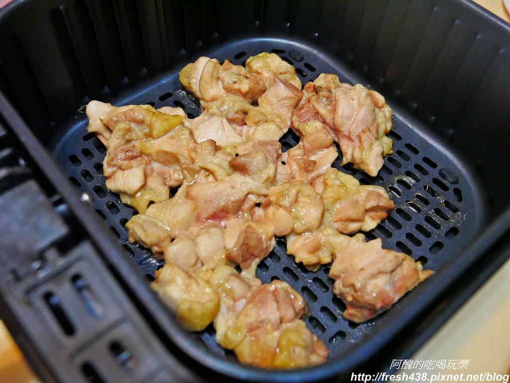 【氣炸鍋食譜】椒鹽雞腿,簡單調味,低溫氣炸,保留肉汁維持鮮美,寶貝超喜愛! - 第9張圖 P1710917