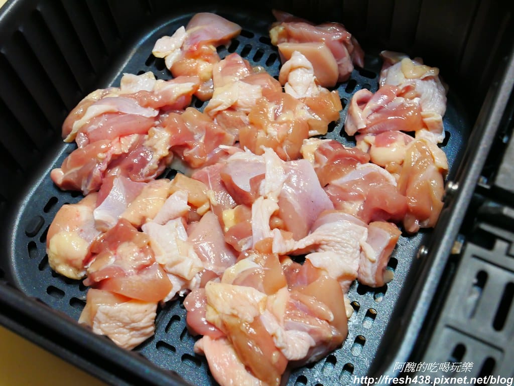 【氣炸鍋食譜】椒鹽雞腿,簡單調味,低溫氣炸,保留肉汁維持鮮美,寶貝超喜愛! - 第6張圖 P1710913