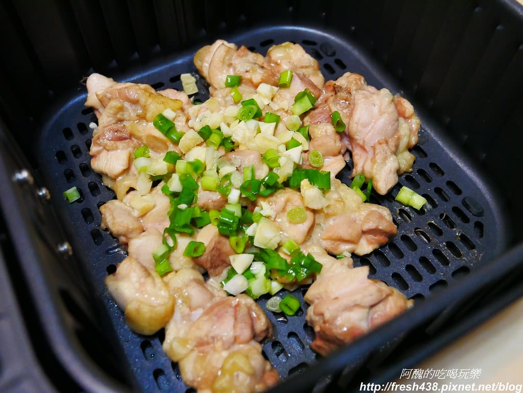 【氣炸鍋食譜】椒鹽雞腿,簡單調味,低溫氣炸,保留肉汁維持鮮美,寶貝超喜愛! - 第10張圖 P1710918