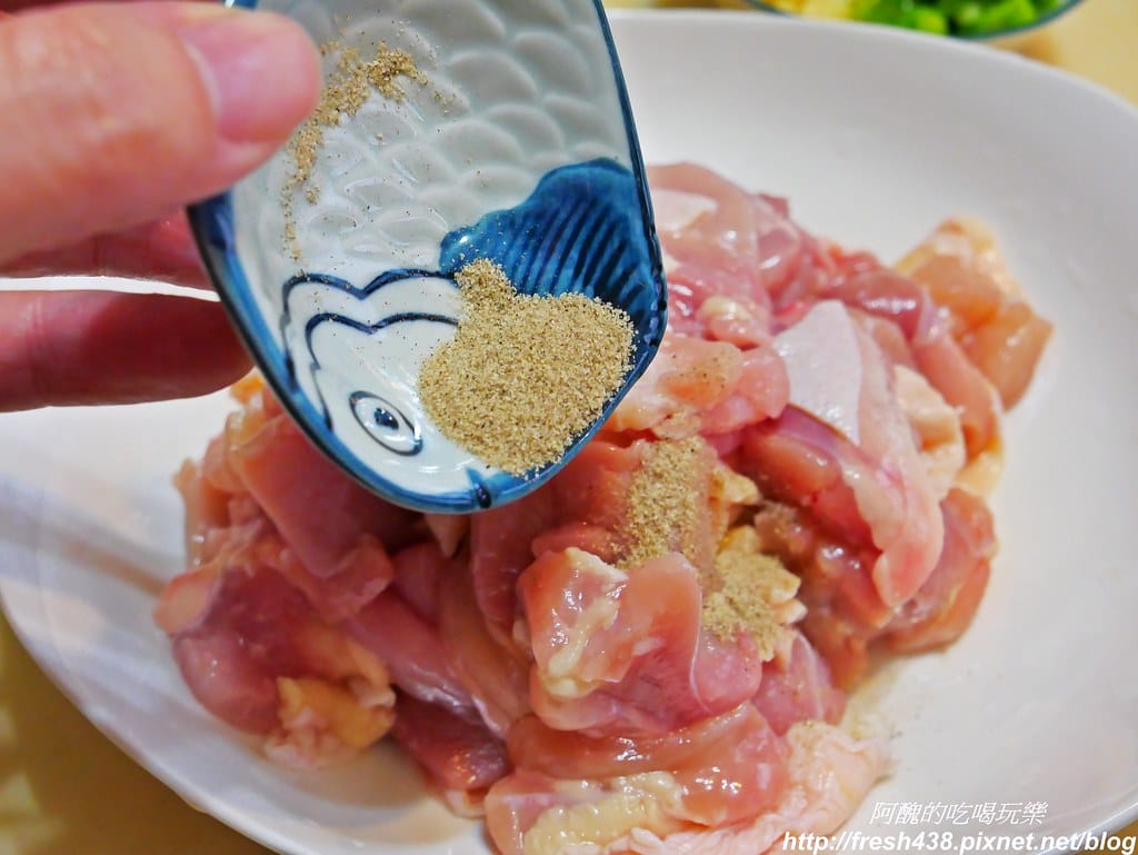 【氣炸鍋食譜】椒鹽雞腿,簡單調味,低溫氣炸,保留肉汁維持鮮美,寶貝超喜愛! - 第4張圖 P1710910