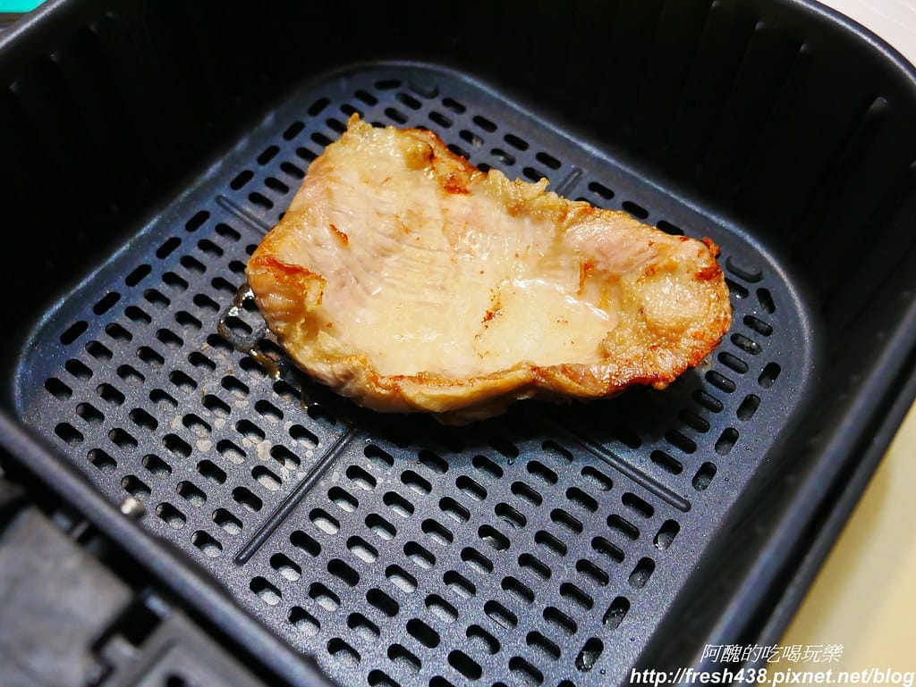 【氣炸鍋食譜】氣炸松阪豬,10分鐘完成,外表焦香、肉汁豐富,回味無窮哪! - 第6張圖 P1720088