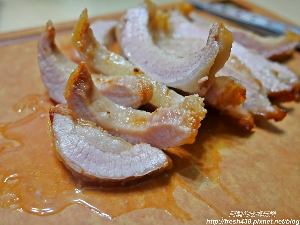 【氣炸鍋食譜】氣炸松阪豬,10分鐘完成,外表焦香、肉汁豐富,回味無窮哪! - 第8張圖 P1720090