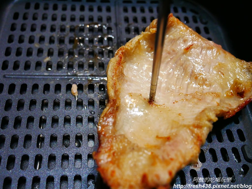 【氣炸鍋食譜】氣炸松阪豬,10分鐘完成,外表焦香、肉汁豐富,回味無窮哪! - 第7張圖 P1720089