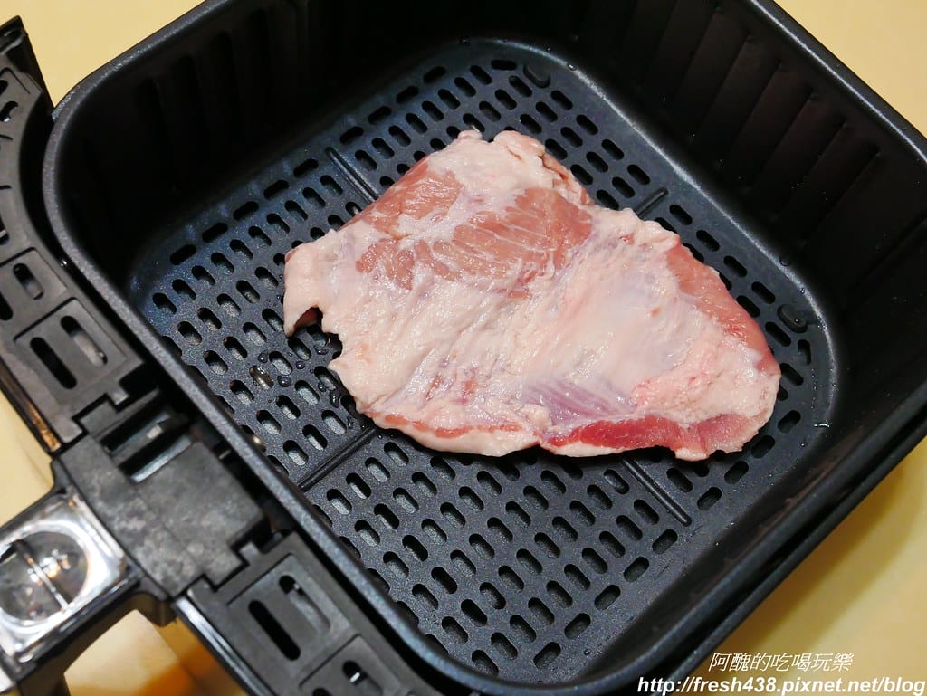 【氣炸鍋食譜】氣炸松阪豬,10分鐘完成,外表焦香、肉汁豐富,回味無窮哪! - 第3張圖 P1720081