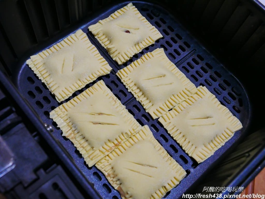 【氣炸鍋食譜】香蕉堅果派,快速簡單的懶人點心,保證讓您一口接一口。 - 第13張圖 P1720162
