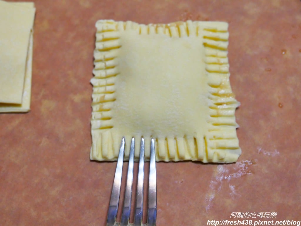 【氣炸鍋食譜】香蕉堅果派,快速簡單的懶人點心,保證讓您一口接一口。 - 第11張圖 P1720160