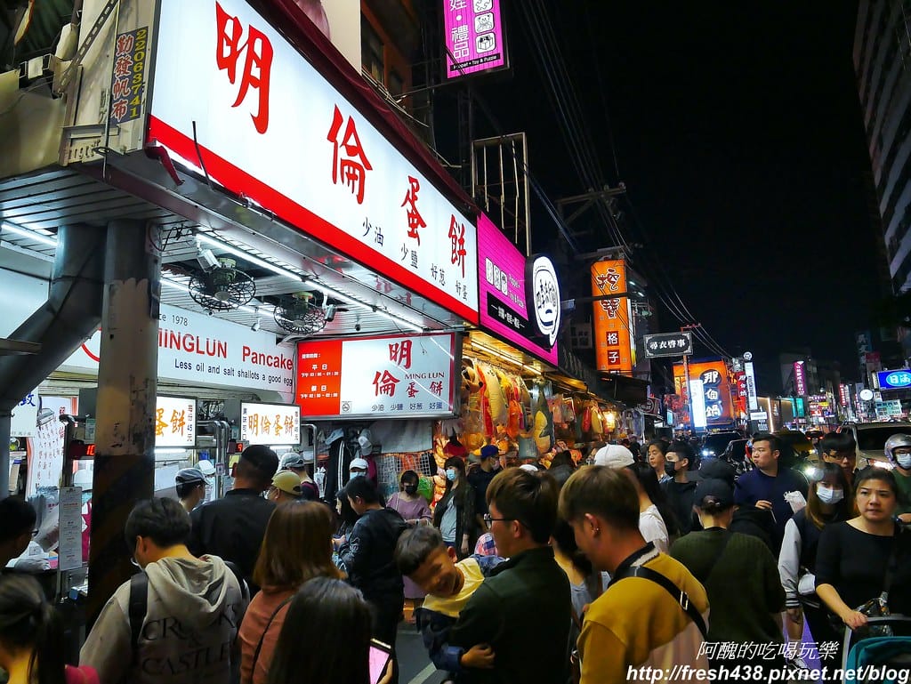 【台中美食】明倫蛋餅,逢甲夜市必吃的銅板美食,蛋餅皮微甜,四種醬料任您選,超人氣蛋餅好美味! - 第6張圖 3