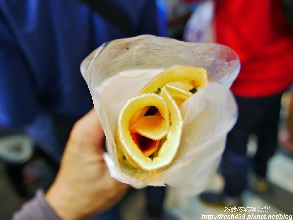 【台中美食】明倫蛋餅,逢甲夜市必吃的銅板美食,蛋餅皮微甜,四種醬料任您選,超人氣蛋餅好美味! - 第19張圖 12