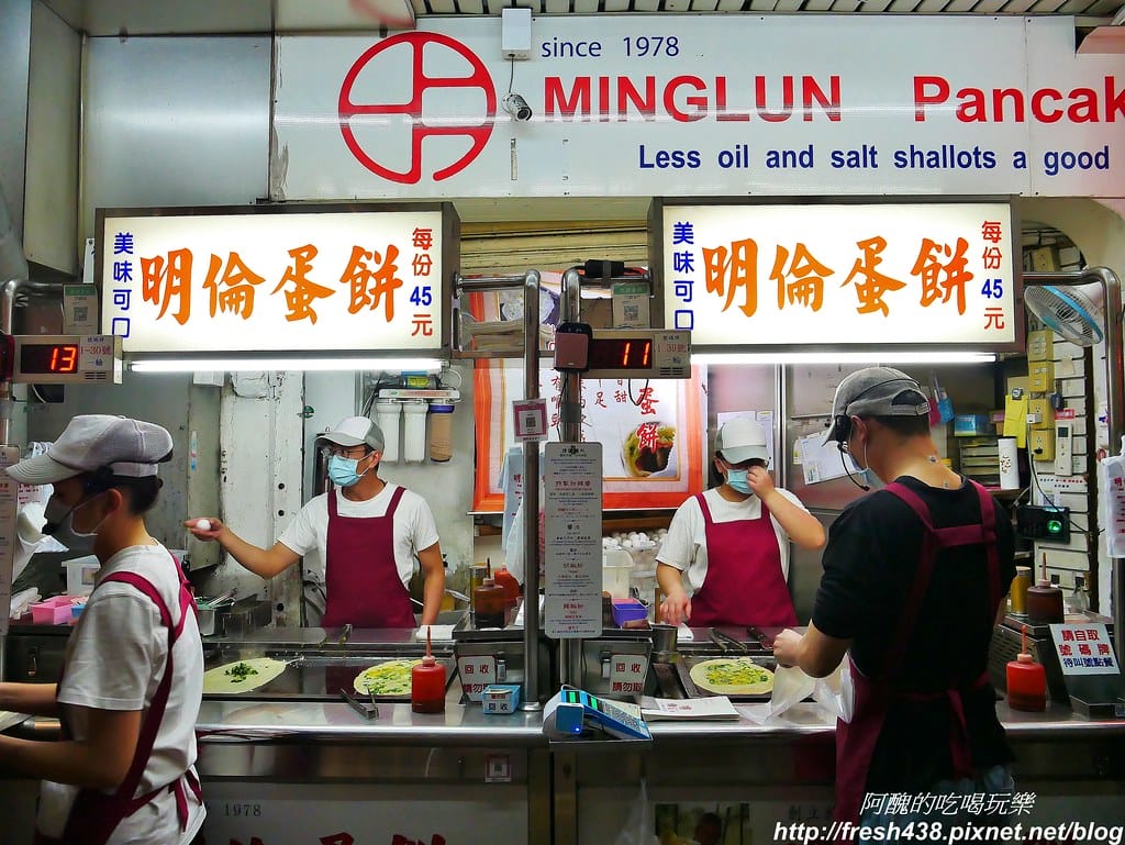 【台中美食】明倫蛋餅,逢甲夜市必吃的銅板美食,蛋餅皮微甜,四種醬料任您選,超人氣蛋餅好美味! - 第12張圖 4-7