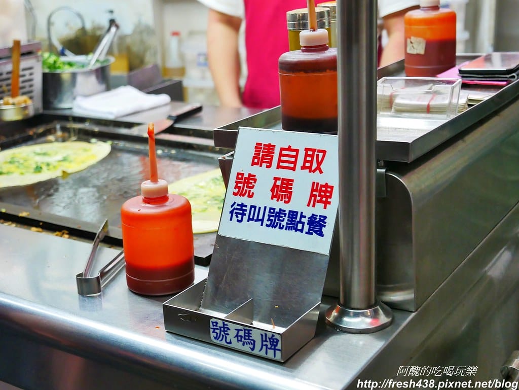 【台中美食】明倫蛋餅,逢甲夜市必吃的銅板美食,蛋餅皮微甜,四種醬料任您選,超人氣蛋餅好美味! - 第10張圖 4-3