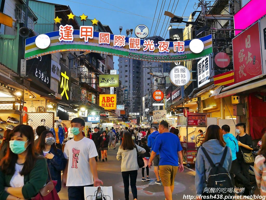 【台中美食】明倫蛋餅,逢甲夜市必吃的銅板美食,蛋餅皮微甜,四種醬料任您選,超人氣蛋餅好美味! - 第3張圖 00