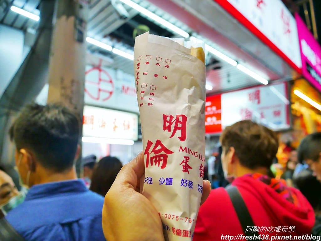 【台中美食】明倫蛋餅,逢甲夜市必吃的銅板美食,蛋餅皮微甜,四種醬料任您選,超人氣蛋餅好美味! - 第18張圖 11