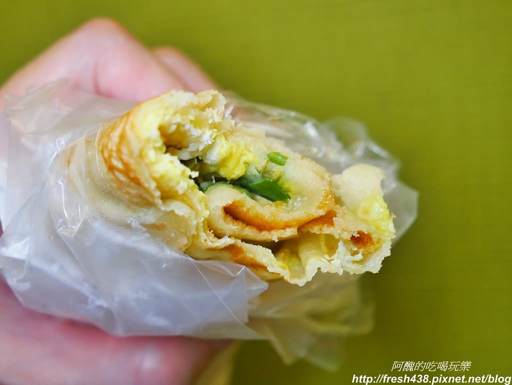 【台中美食】明倫蛋餅,逢甲夜市必吃的銅板美食,蛋餅皮微甜,四種醬料任您選,超人氣蛋餅好美味! - 第20張圖 13