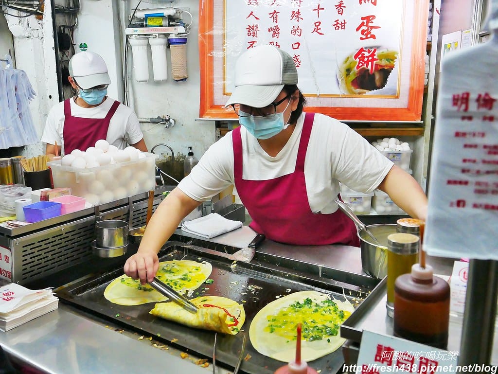 【台中美食】明倫蛋餅,逢甲夜市必吃的銅板美食,蛋餅皮微甜,四種醬料任您選,超人氣蛋餅好美味! - 第13張圖 7