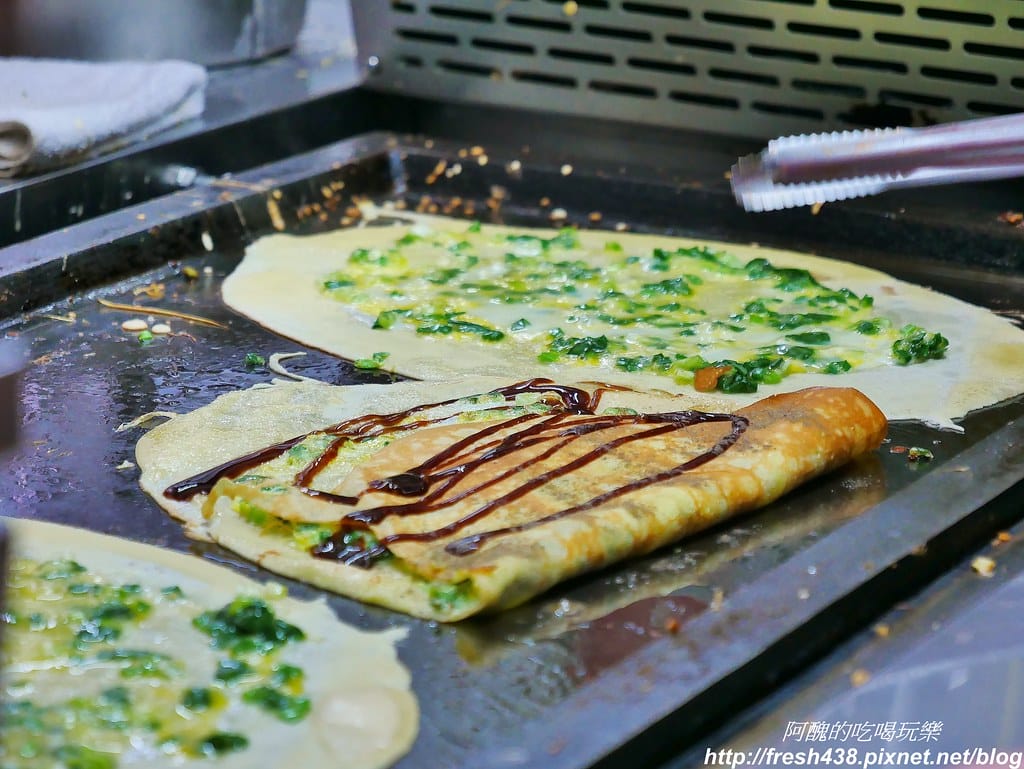 【台中美食】明倫蛋餅,逢甲夜市必吃的銅板美食,蛋餅皮微甜,四種醬料任您選,超人氣蛋餅好美味! - 第16張圖 9