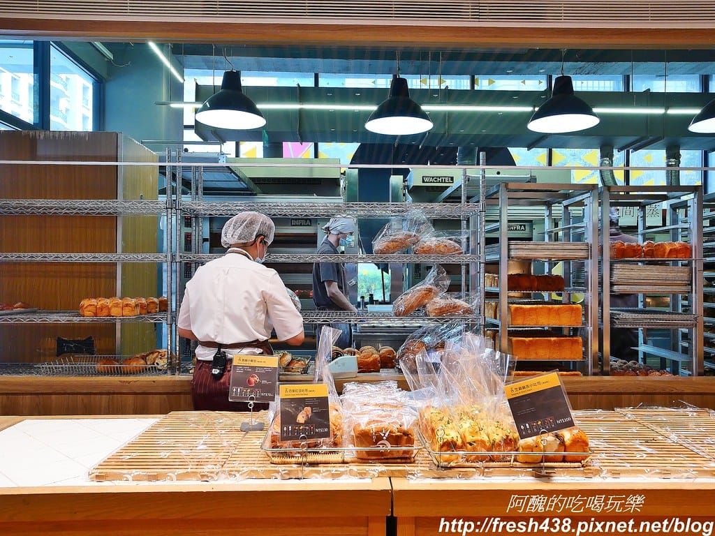 【台中美食】吳寶春麥方店-臺中劇院店,提供試吃與茶飲,還有台中限定的口味。 - 第18張圖 7