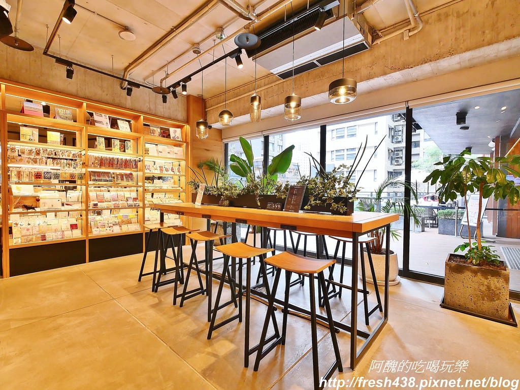 【台中景點】蔦屋書店TSUTAYA BOOKSTORE(台中市政店),全球最美書店,文青最愛、網美必訪,內有Wired Tokyo可享受美食。 - 第16張圖 21
