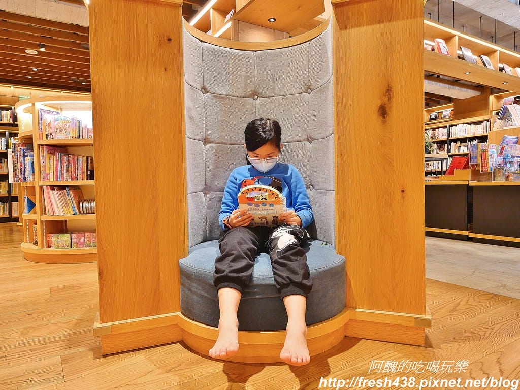 【台中景點】蔦屋書店TSUTAYA BOOKSTORE(台中市政店),全球最美書店,文青最愛、網美必訪,內有Wired Tokyo可享受美食。 - 第31張圖 30-1