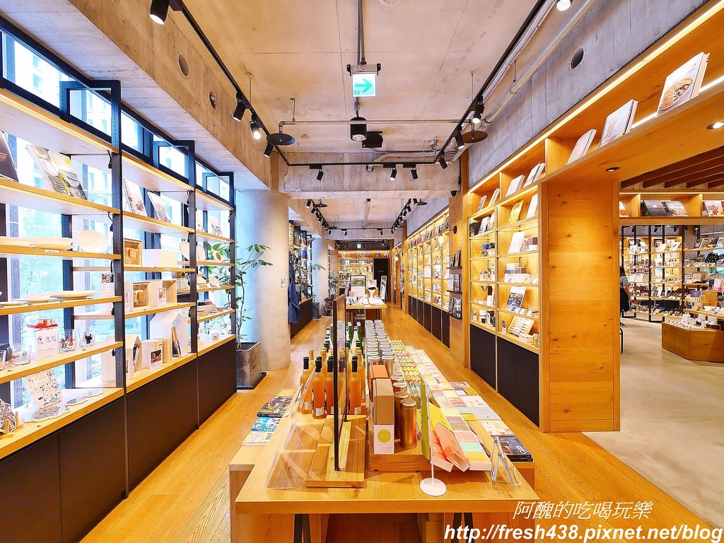 【台中景點】蔦屋書店TSUTAYA BOOKSTORE(台中市政店),全球最美書店,文青最愛、網美必訪,內有Wired Tokyo可享受美食。 - 第15張圖 20