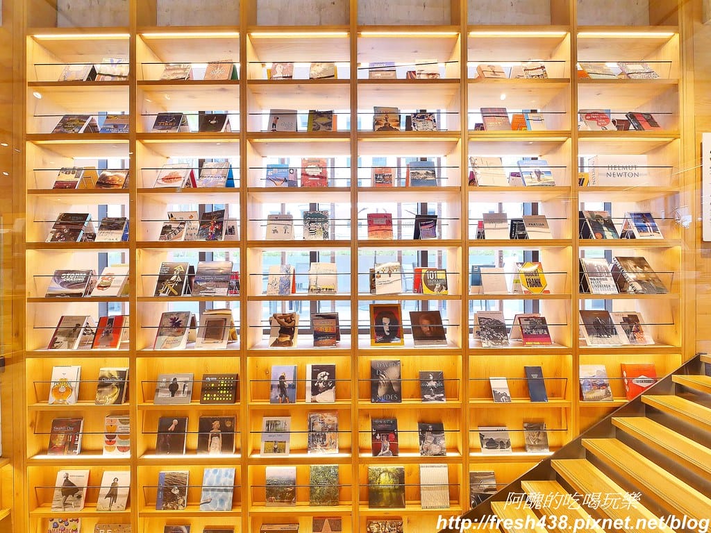 【台中景點】蔦屋書店TSUTAYA BOOKSTORE(台中市政店),全球最美書店,文青最愛、網美必訪,內有Wired Tokyo可享受美食。 - 第20張圖 24-2