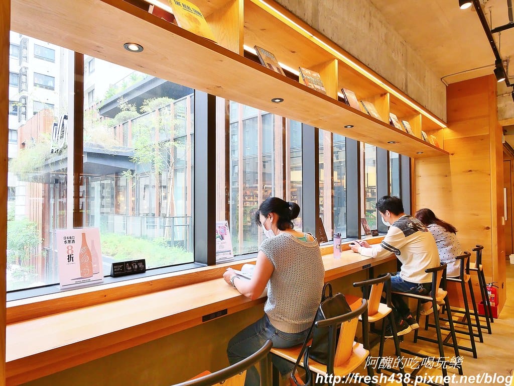 【台中景點】蔦屋書店TSUTAYA BOOKSTORE(台中市政店),全球最美書店,文青最愛、網美必訪,內有Wired Tokyo可享受美食。 - 第23張圖 27