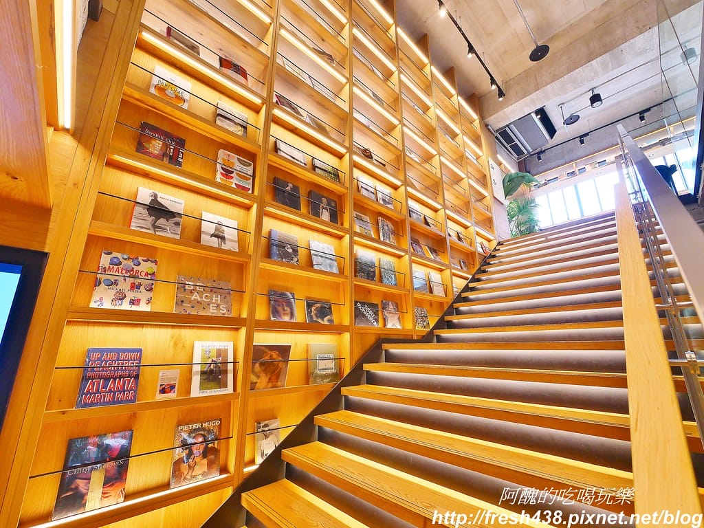 【台中景點】蔦屋書店TSUTAYA BOOKSTORE(台中市政店),全球最美書店,文青最愛、網美必訪,內有Wired Tokyo可享受美食。 - 第19張圖 24-1