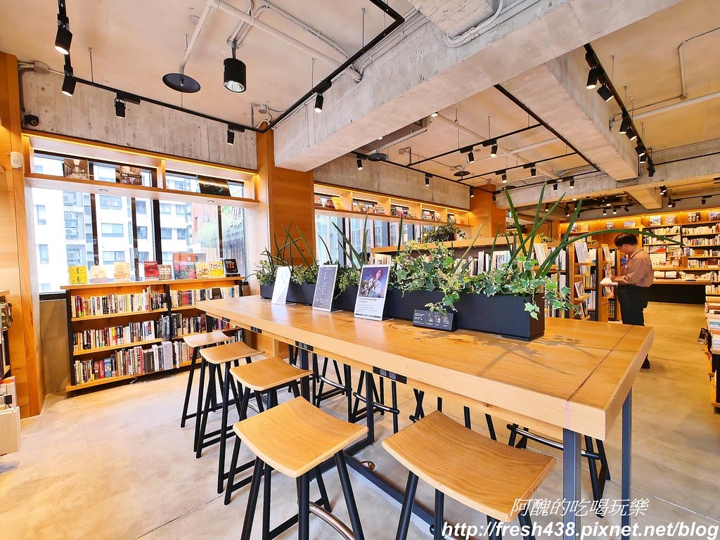 【台中景點】蔦屋書店TSUTAYA BOOKSTORE(台中市政店),全球最美書店,文青最愛、網美必訪,內有Wired Tokyo可享受美食。 - 第22張圖 26