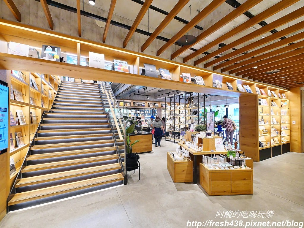 【台中景點】蔦屋書店TSUTAYA BOOKSTORE(台中市政店),全球最美書店,文青最愛、網美必訪,內有Wired Tokyo可享受美食。 - 第17張圖 23
