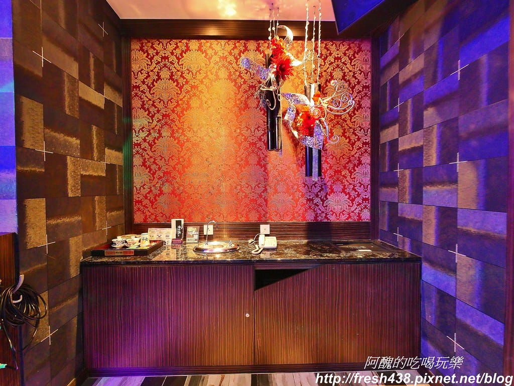 【台中住宿推薦】紫禁城主題會館(Forbidden City Motel),100坪帝王之巔,讓您享受帝王榮耀,超大戲水池、卡拉ok,還有換裝秀! - 第21張圖 9
