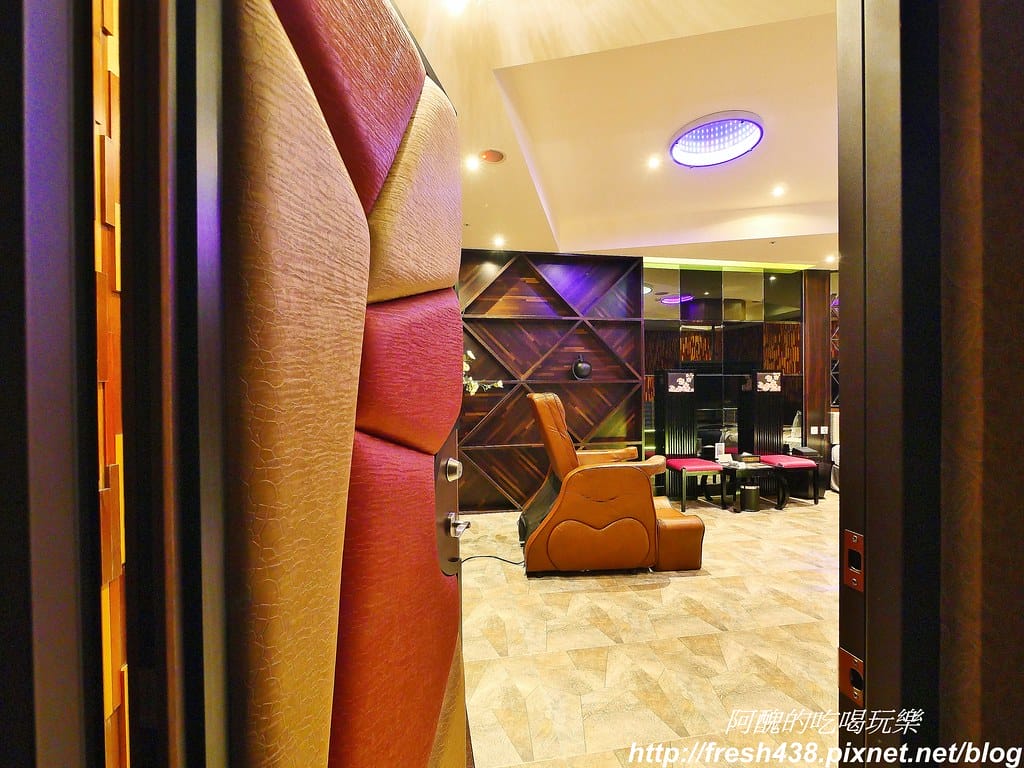 【台中住宿推薦】紫禁城主題會館(Forbidden City Motel),100坪帝王之巔,讓您享受帝王榮耀,超大戲水池、卡拉ok,還有換裝秀! - 第50張圖 30-1