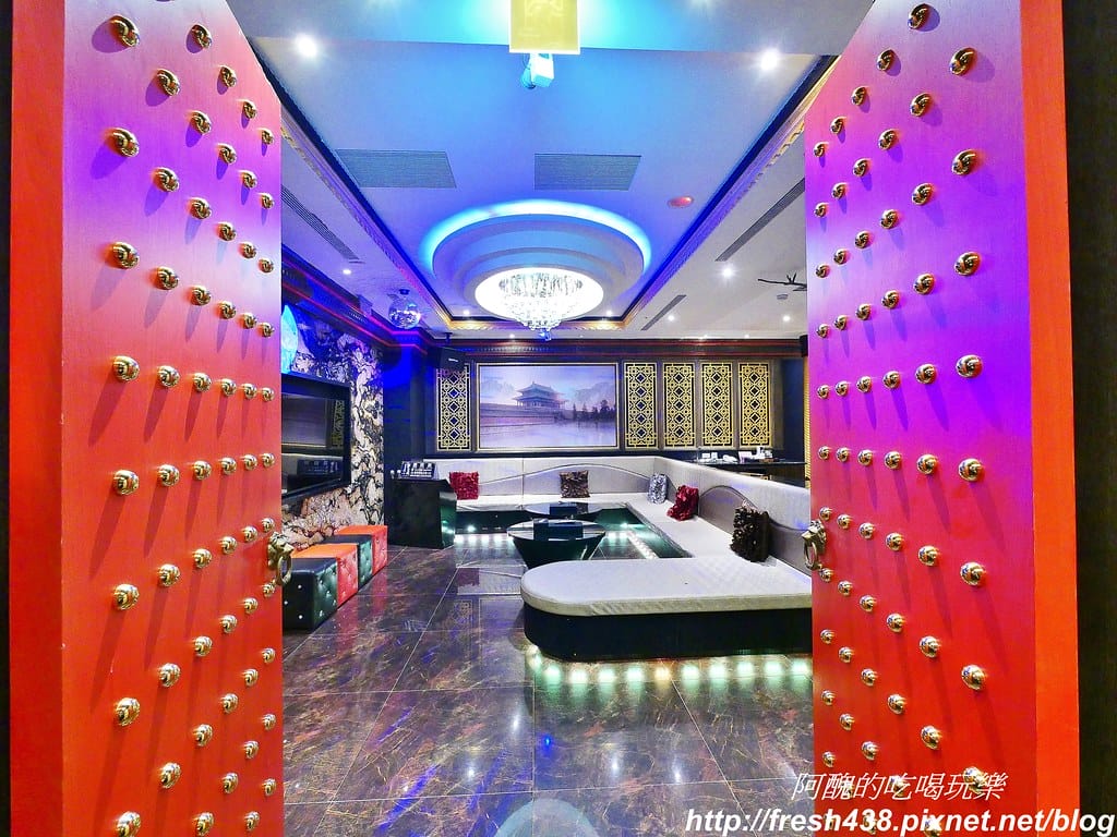 【台中住宿推薦】紫禁城主題會館(Forbidden City Motel),100坪帝王之巔,讓您享受帝王榮耀,超大戲水池、卡拉ok,還有換裝秀! - 第69張圖 45