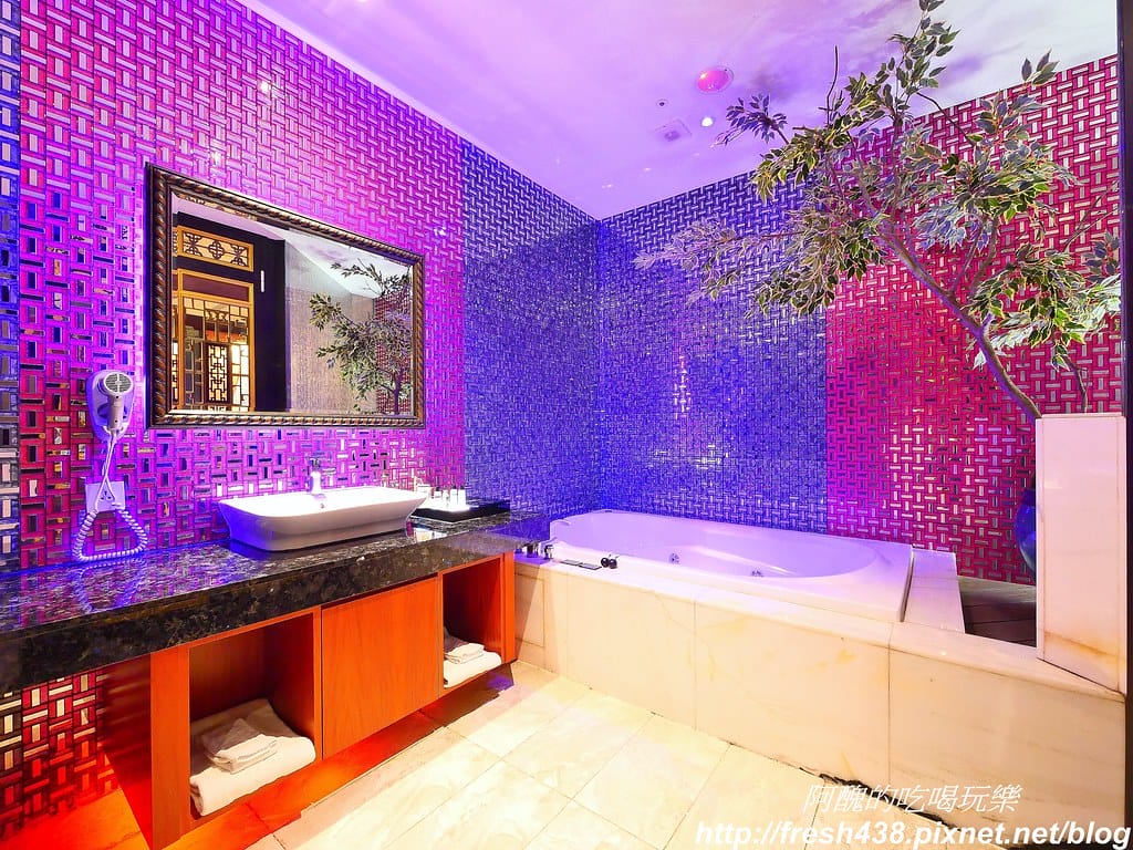 【台中住宿推薦】紫禁城主題會館(Forbidden City Motel),100坪帝王之巔,讓您享受帝王榮耀,超大戲水池、卡拉ok,還有換裝秀! - 第86張圖 55