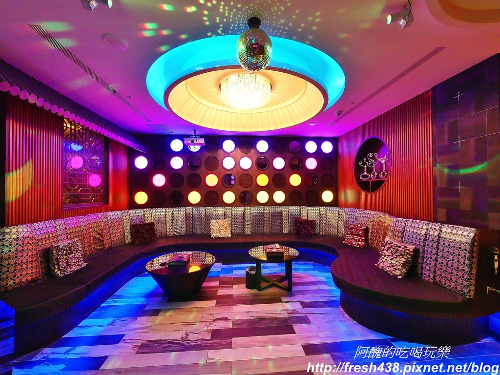 【台中住宿推薦】紫禁城主題會館(Forbidden City Motel),100坪帝王之巔,讓您享受帝王榮耀,超大戲水池、卡拉ok,還有換裝秀! - 第18張圖 8