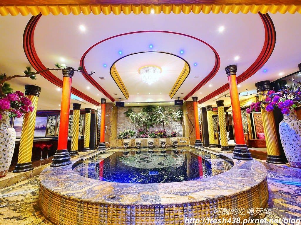 【台中住宿推薦】紫禁城主題會館(Forbidden City Motel),100坪帝王之巔,讓您享受帝王榮耀,超大戲水池、卡拉ok,還有換裝秀! - 第73張圖 50