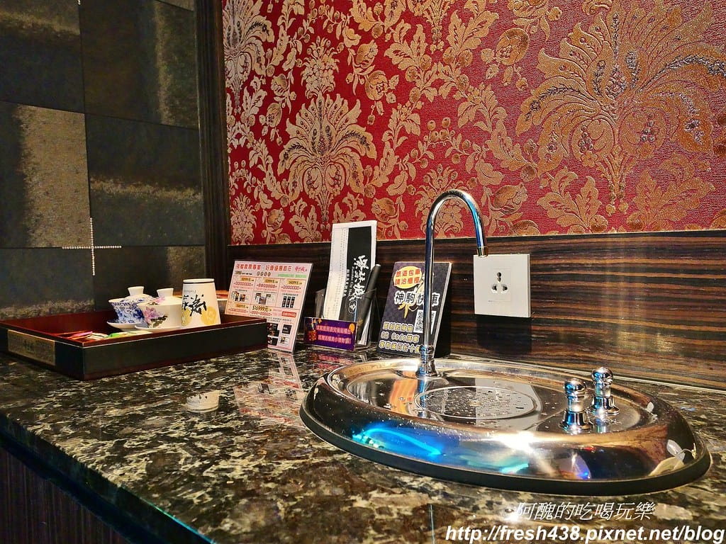 【台中住宿推薦】紫禁城主題會館(Forbidden City Motel),100坪帝王之巔,讓您享受帝王榮耀,超大戲水池、卡拉ok,還有換裝秀! - 第22張圖 10