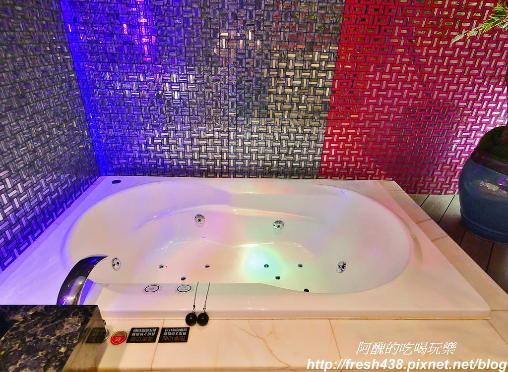 【台中住宿推薦】紫禁城主題會館(Forbidden City Motel),100坪帝王之巔,讓您享受帝王榮耀,超大戲水池、卡拉ok,還有換裝秀! - 第87張圖 56