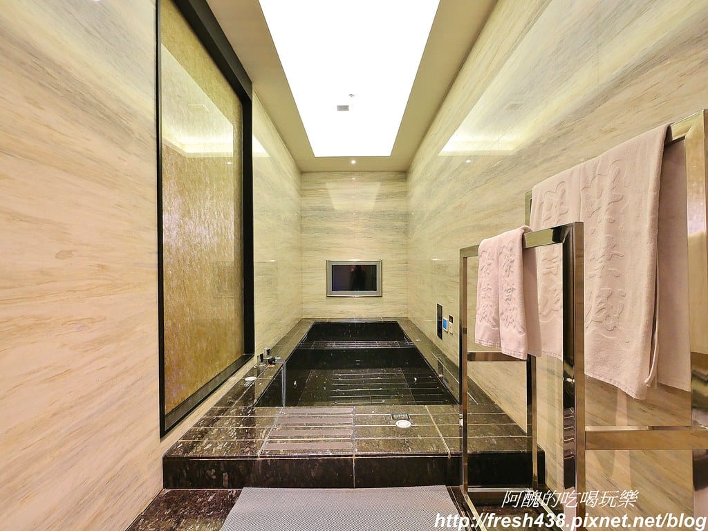 【台中住宿推薦】紫禁城主題會館(Forbidden City Motel),100坪帝王之巔,讓您享受帝王榮耀,超大戲水池、卡拉ok,還有換裝秀! - 第66張圖 40