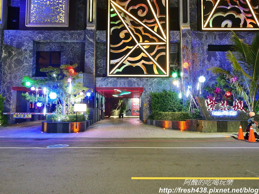 【台中住宿推薦】紫禁城主題會館(Forbidden City Motel),100坪帝王之巔,讓您享受帝王榮耀,超大戲水池、卡拉ok,還有換裝秀! - 第4張圖 2