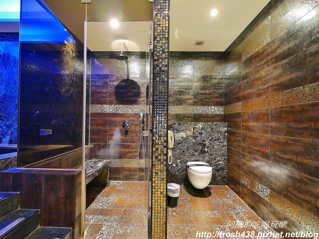 【台中住宿推薦】紫禁城主題會館(Forbidden City Motel),100坪帝王之巔,讓您享受帝王榮耀,超大戲水池、卡拉ok,還有換裝秀! - 第57張圖 32